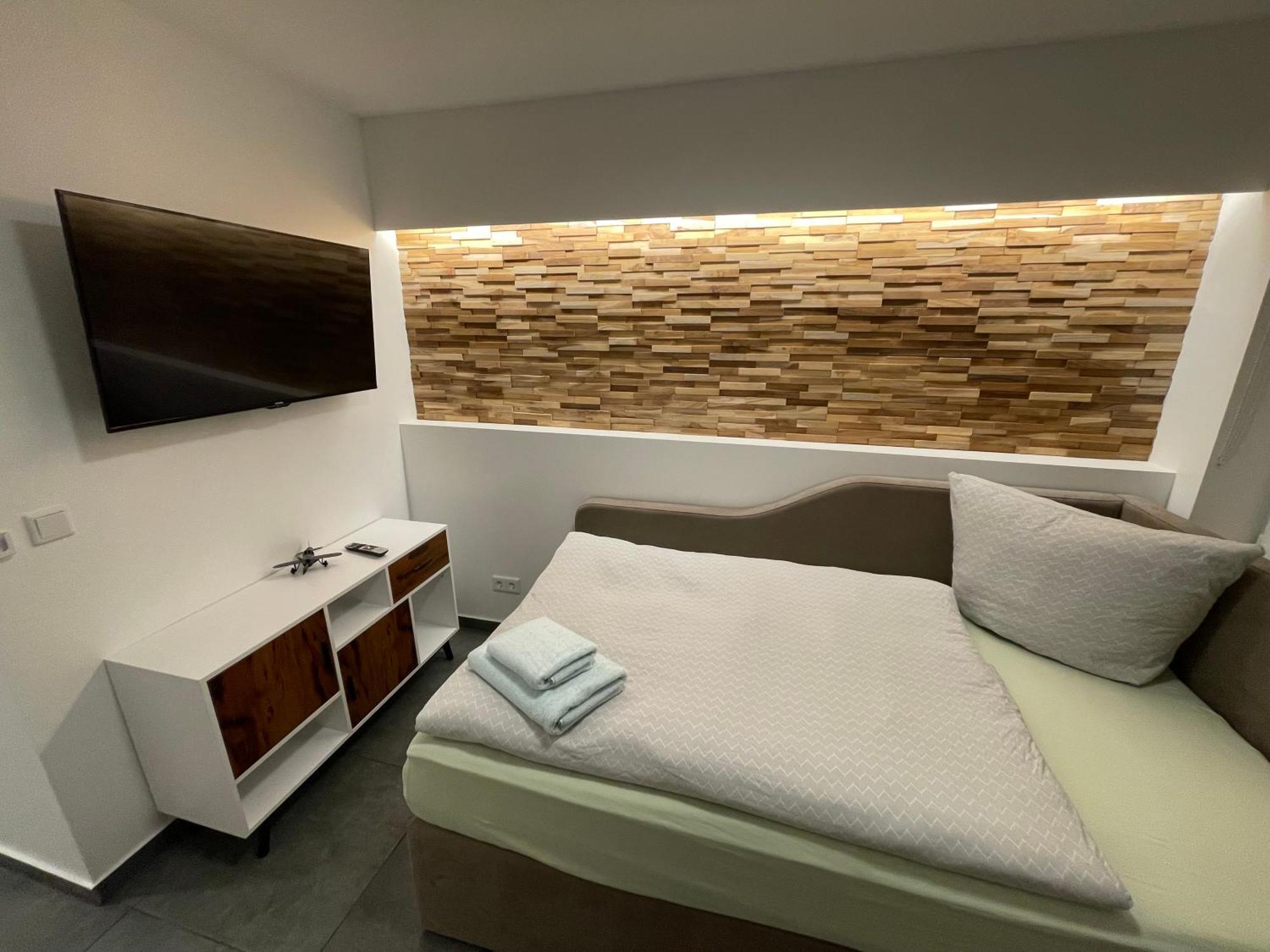 Aviators Guest House - Premium Room Штраусберг Экстерьер фото